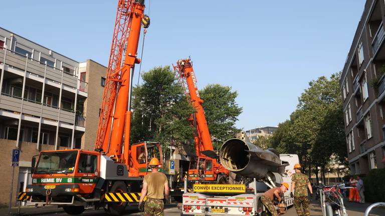 De F-16 stond al twintig jaar op het terrein van de KMA. (Foto: Perry Roovers / SQ Vision)