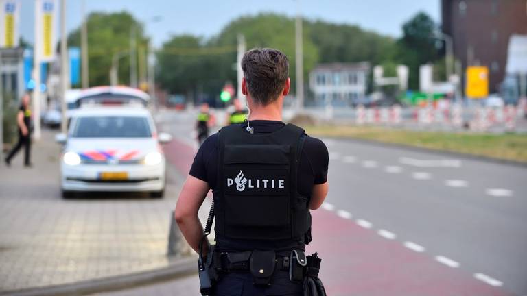 De politie doet onderzoek op de Konijnenberg. (Foto: Erald van der Aa)