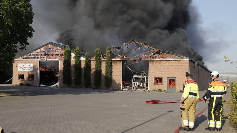 Het dak van de loods is verwoest. (Foto SK-Media)