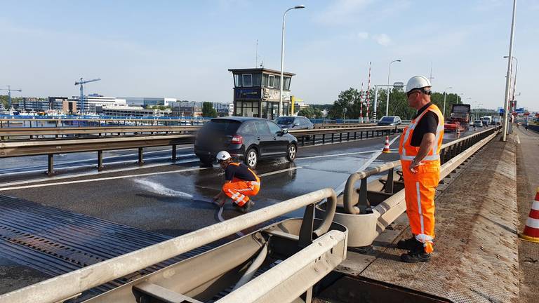 De Merwedebrug werd met water koel gehouden.