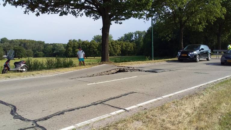 Door de hitte zijn de betonnen wegblokken gaan uitzetten. (Foto: Hans Hanegraaff)