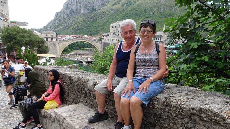 Jos en Riek Graat tijdens hun reis in Mostar (Foto: Jos en Riek).