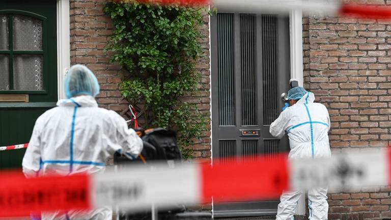 Onderzoek bij het huis van het slachtoffer. (Foto: Tom van der Put / SQ Vision)