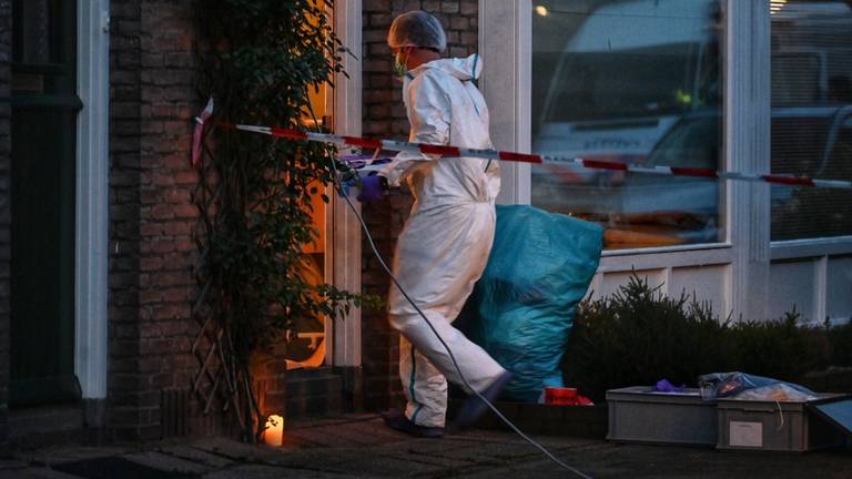 Kaarsje bij de voordeur van het huis. Foto: Tom van der Put / SQ Vision