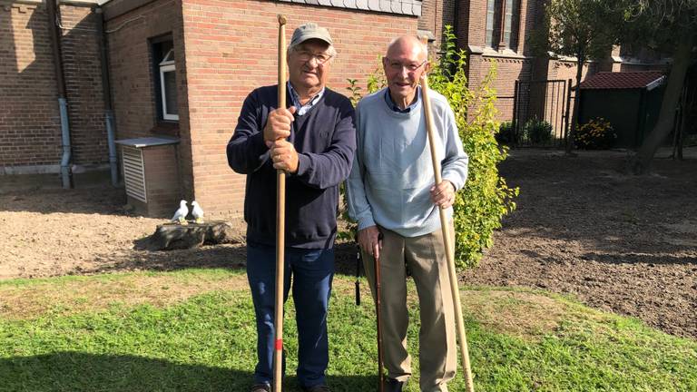 De 89-jarige Wim (rechts) en de 82-jarige Jan doen nog steeds vrijwilligerswerk.