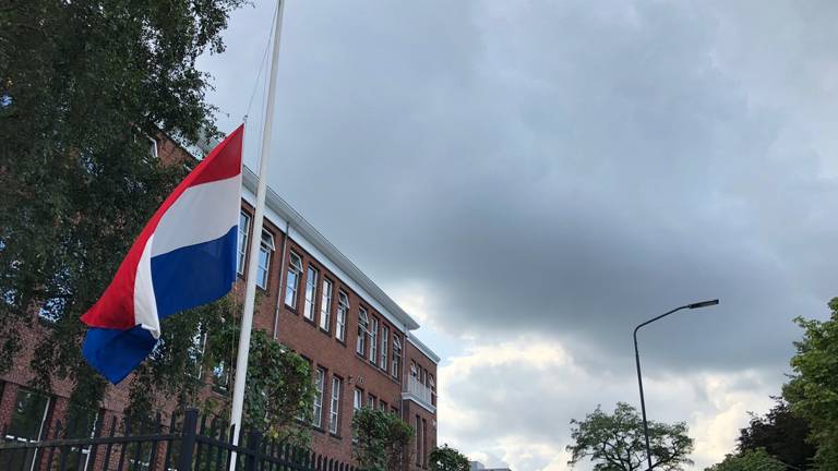 Bij de school hangt de vlag halfstok. (Foto: Birgit Verhoeven)