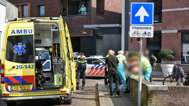 Een van de gewonden wordt geholpen (foto: Toby de Kort/De Kort Media).