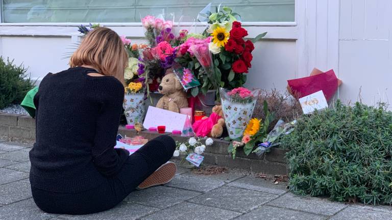 De 14-jarige Carlijn tekent de bloemen na. (foto: Eva de Schipper)