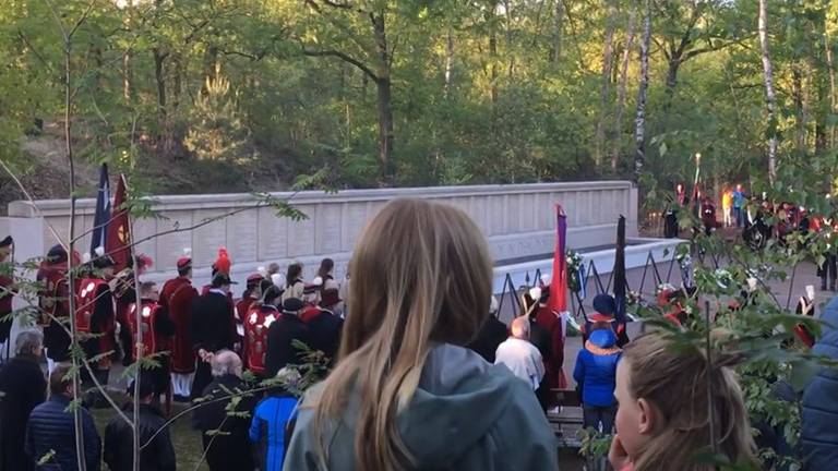 Tijdens de dodenherdenking klonk luid geschreeuw vanuit de gevangenis.