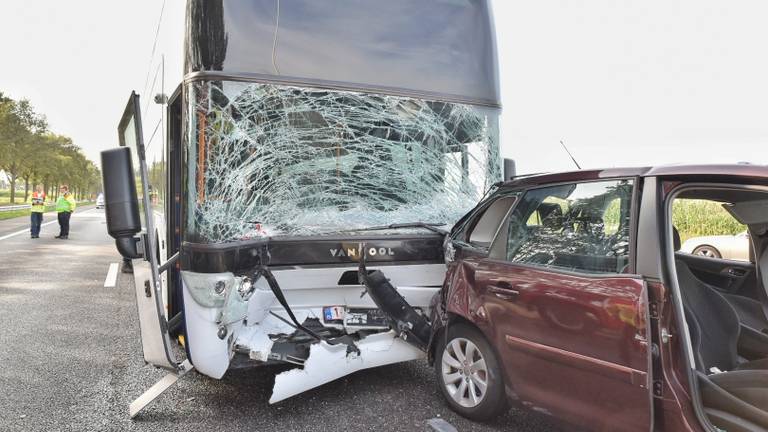 De verwondingen van de kinderen in de bus vallen mee. (Foto: Toby de Kort/De Kort Media)