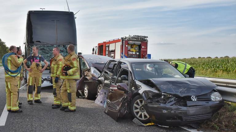 Bij het ongeluk waren naast de touringcar ook vier auto's betrokken. (Foto: Toby de Kort/De Kort Media)