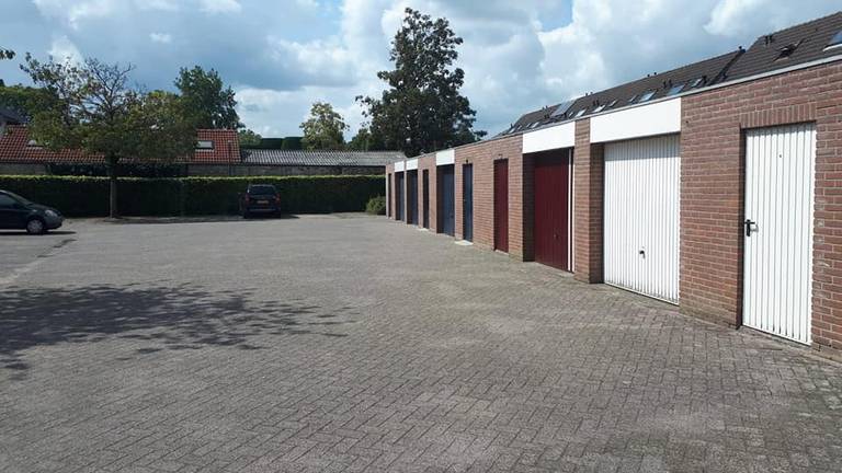 De garageboxen waar de dief bezig was. (foto: politie).