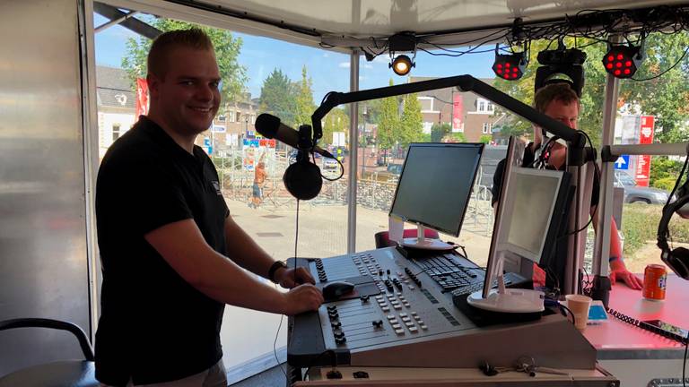 Dj Ivar in de studio van Wagenbouwers FM. (Foto: René van Hoof)