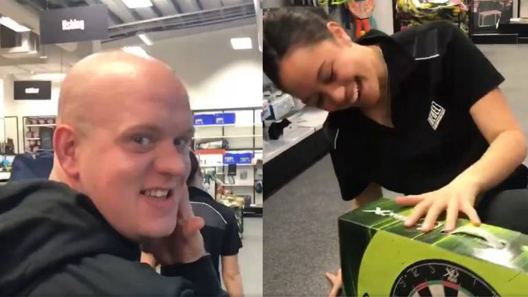 Michael van Gerwen vermaakte zich opperbest in de winkel. (Beeld: John McDonald)