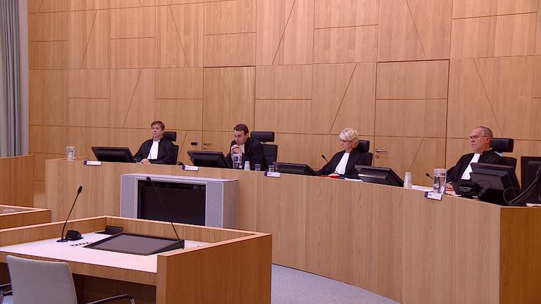 De rechters horen het verhaal van de verdachte aan. (Foto: Omroep Brabant)