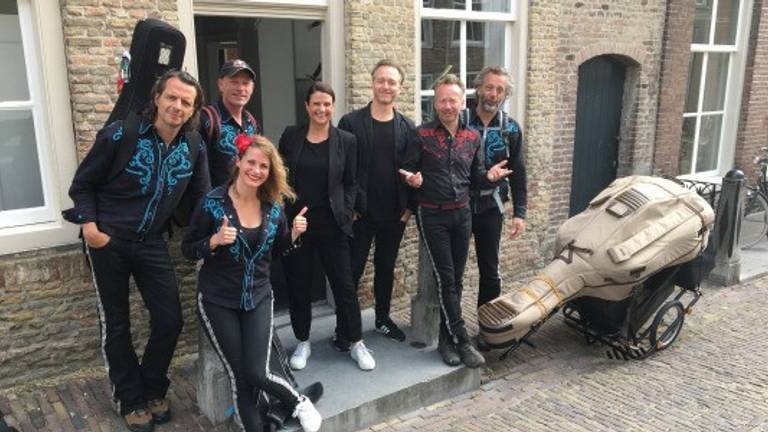 Joris Linssen en zijn bandleden van Caramba in Heusden met de gastvrije Hanneke en Sas, die hun een slaapplek aanboden in ruil voor een huiskamerconcert.