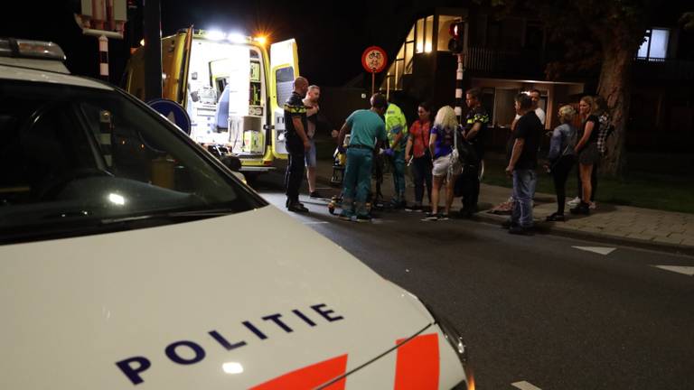 Het slachtoffer is na de aanrijding naar een ziekenhuis gebracht. (Foto: FPMB/Erik Haverhals)