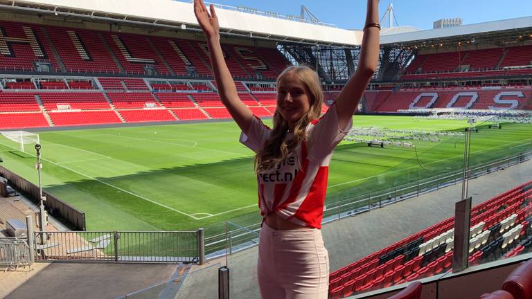 PSV-fan Anna van der Linden (17) is apetrots. (foto: Eva de Schipper)