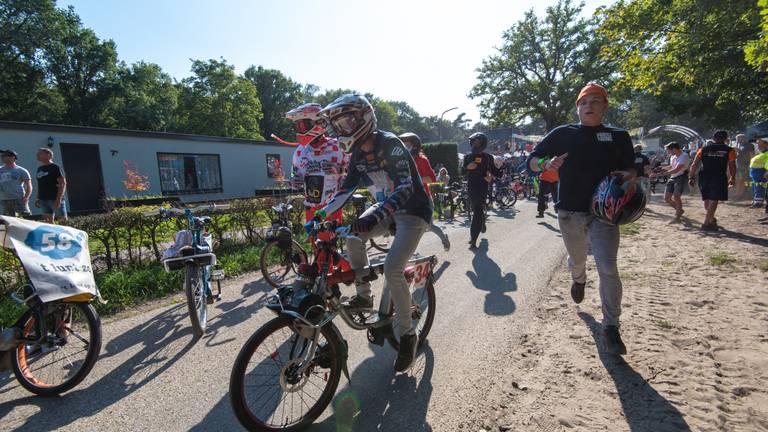 De deelnemers van de 24-uurs Solexrace rennen naar hun Solex.