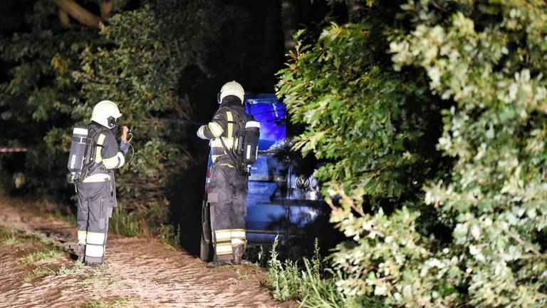 Het busje met drugsafval was in de bosjes geparkeerd. (Foto: Toby de Kort)