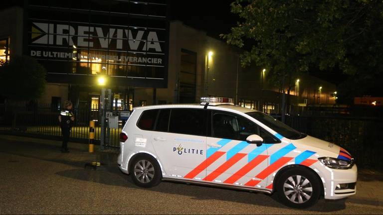 De politie doet onderzoek bij het bedrijf waar de overval plaatsvond. (Foto: Bart Meesters)