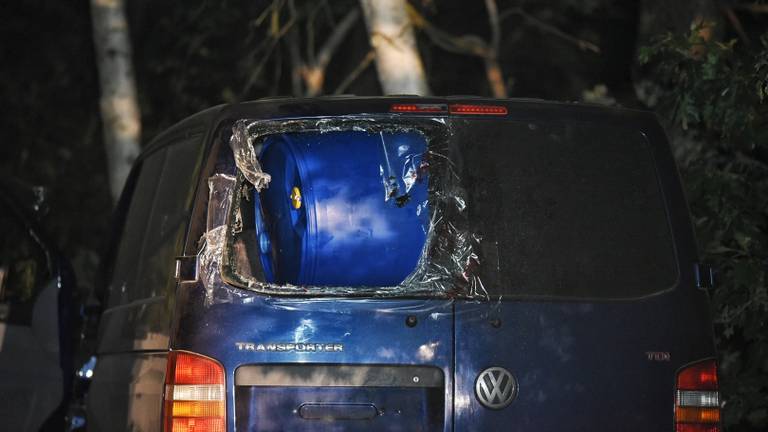 Het bestelbusje in Ulicoten was gevuld met tientallen vaten. (Foto: Toby de Kort)