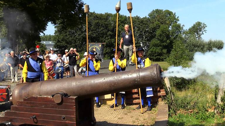 Kanonsvuur op de nationale feestdag van  de Vrijstaat Land van Ravenstein.