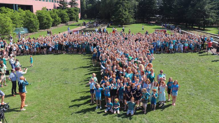 Meer dan duizend roodharigen bij elkaar in het Tivolipark in Tilburg. (Foto: Redhead Days)