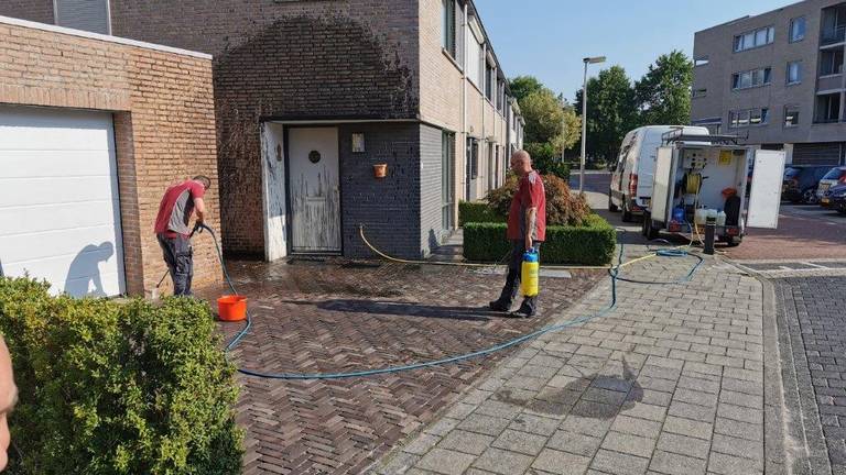 Met man en macht wordt geprobeerd de troep op te ruimen. (Foto: Corné Klerkx)