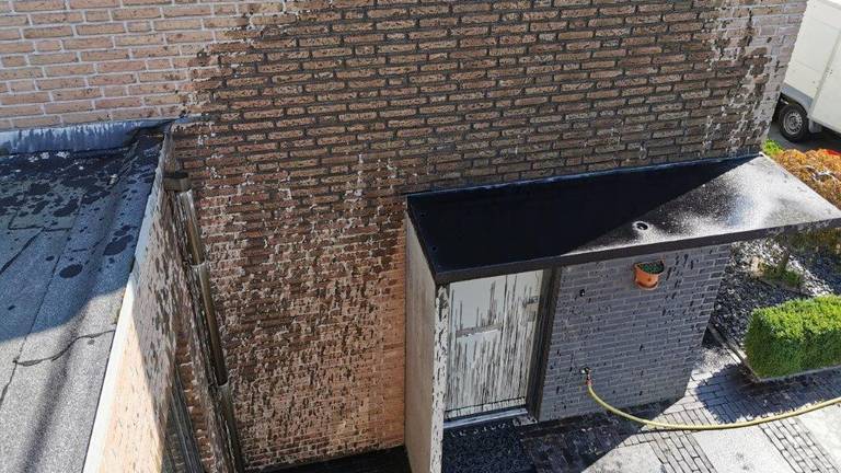 Het huis zit onder de olie. (Foto: Corné Klerkx)