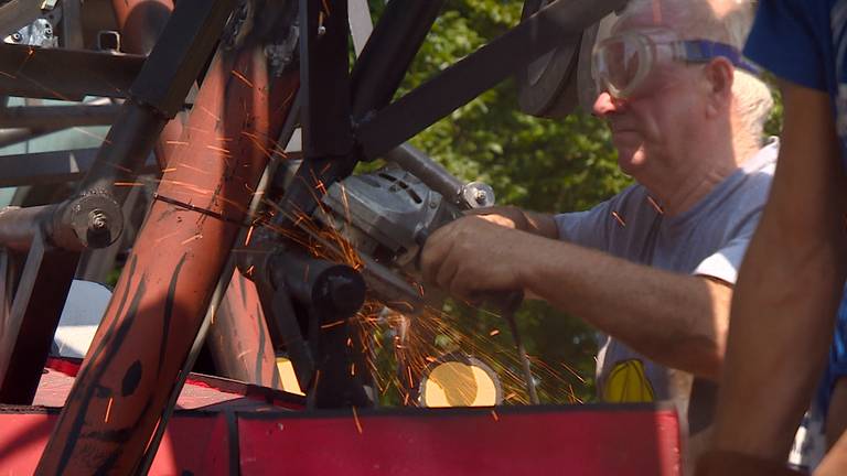 De slijptol vernietigt de winnende wagen. (foto: Raymond Merkx)