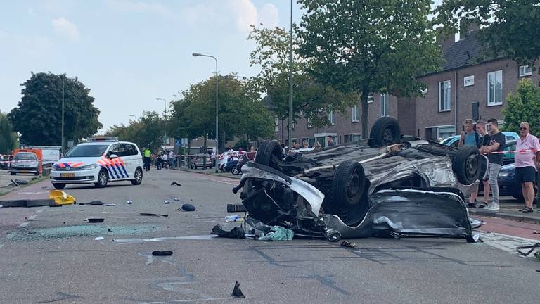 De auto is total loss. (Foto: Meester Multi Media)