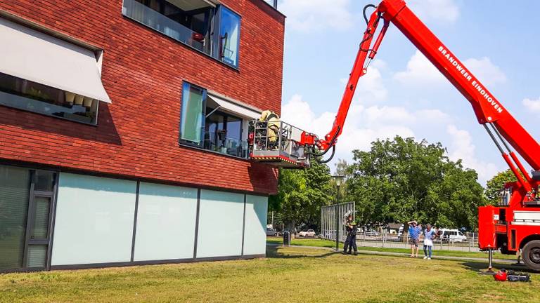 De brandweer haalde met een hoogwerker vier mensen naar beneden. (Foto: Dave Hendriks / SQ Vision)