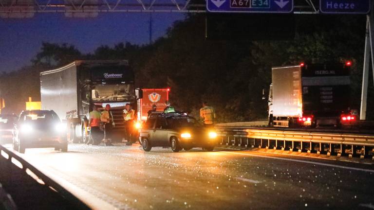 De vrachtwagen botste achterop de auto. (Foto: Venema Media)