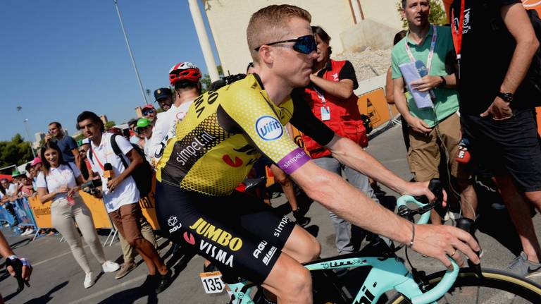 Steven van Kruijswijk tijdens de Vuelta in 2019 toen hij ook moest opgeven. (Foto: archief)