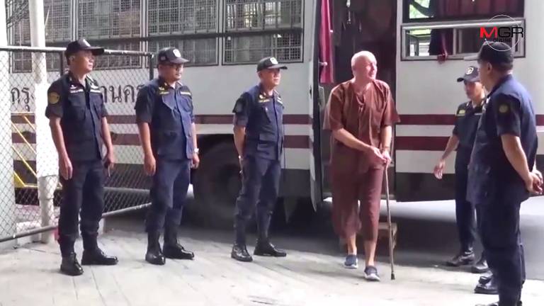 Johan van Laarhoven bij de rechtbank in Thailand (Foto: Youtube).