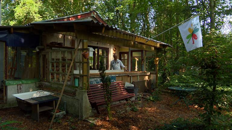 Eric van Vliet in Annatopia: een boshut in Baarle-Nassau waarin kunstenaars kunnen werken (foto: Rick Leenes).