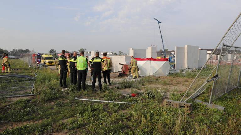 De man overleed op de bouwplaats (foto: Dave Hendriks/SQ Vision Mediaprodukties).