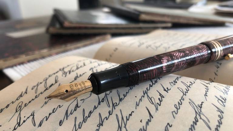 Met deze vulpen schreef de vader van Louis van de Werff zes jaar lang zijn oorlogsdagboeken (foto: Alice van der Plas).