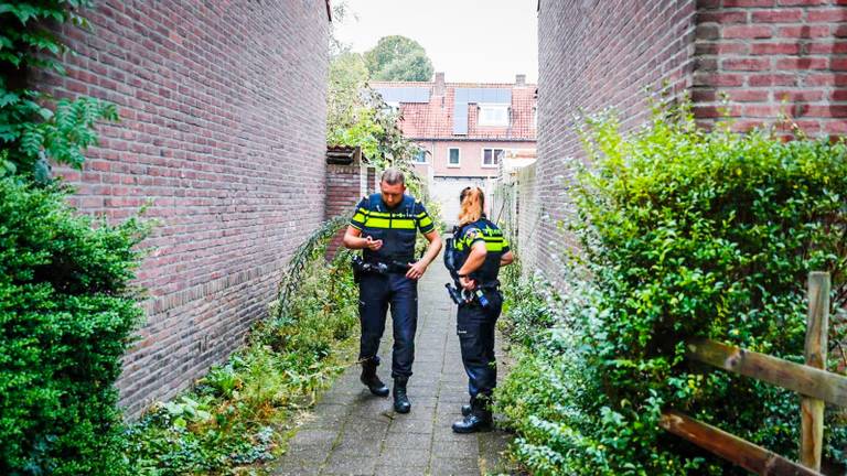 Politie doet onderzoek aan de Ockeghemstraat in Eindhoven. (Foto: SQ Vision)