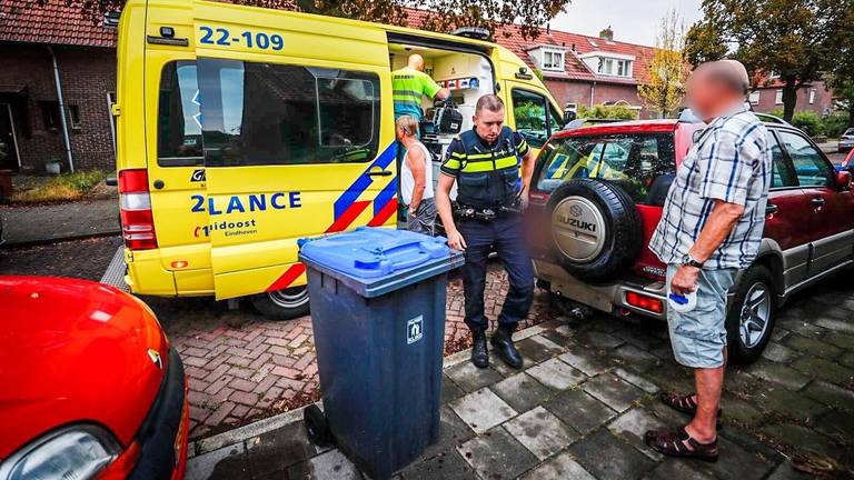 De ambulance moest komen om de man te helpen (foto: SQ Vision).