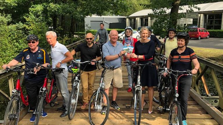 Ambassadeur Pete Hoekstra heeft de eerste fietsroutes overhandigd gekregen.