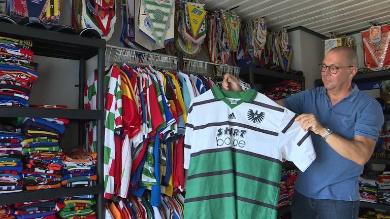 Groundhopper Riny van Groesen met één van zijn vele voetbal t-shirts (foto: Raoul Cartens)