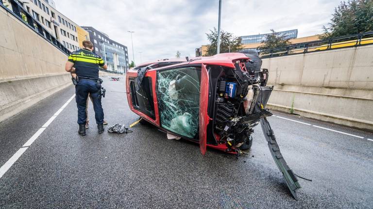 Op de Beukenlaan nam de automobilist iets te enthousiast de bocht. (Foto: Sem van Rijssel/SQ Vision)