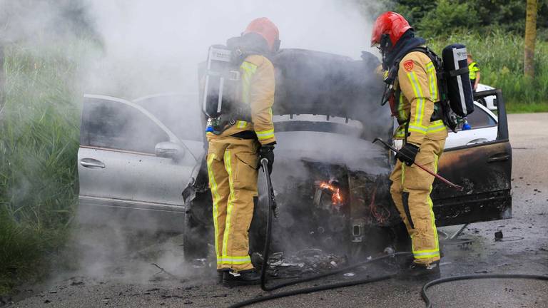 De man moest rennen toen z'n auto in brand vloog. Foto: Harrie Grijseels / SQ Vision