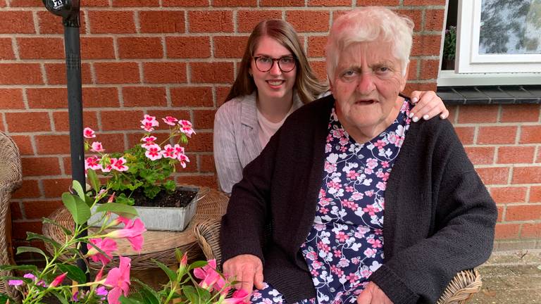 Kimberly Kremers (20) en haar oma Nel Jansen (77). (Foto: Eva de Schipper)