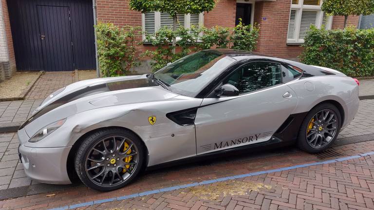 De Ferrari is aan de linkerkant flink beschadigd (Foto: Iwan van Dun/Reality Photo).