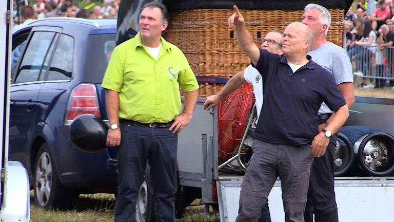 Zorgelijk tuurt Paschal Noor (links) naar de lucht