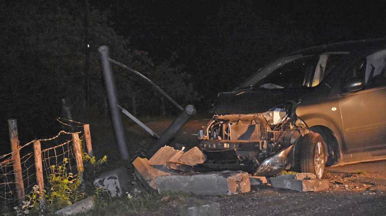 De auto van de dronken bestuurder. (Foto: Erik Haverhals / FPMB)