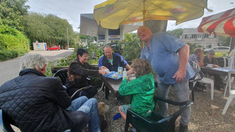 André Koolen serveert nog één keer koffie, friet, snacks en ijs in zijn snackbar (foto: Collin Beijk)